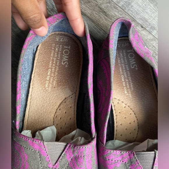 TOMS PINK AND GREY PAISLEY PRINT SHOES W7.5 - Picture 9 of 10